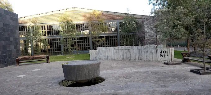 Fachada de piedra y cristal de Casalago con fuente al frente