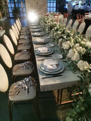 Mesa larga de banquete montada en Casalago