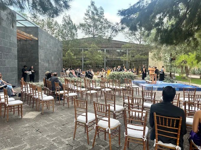 Ceremonia al aire libre frente a la arquitectura de piedra de Casalago