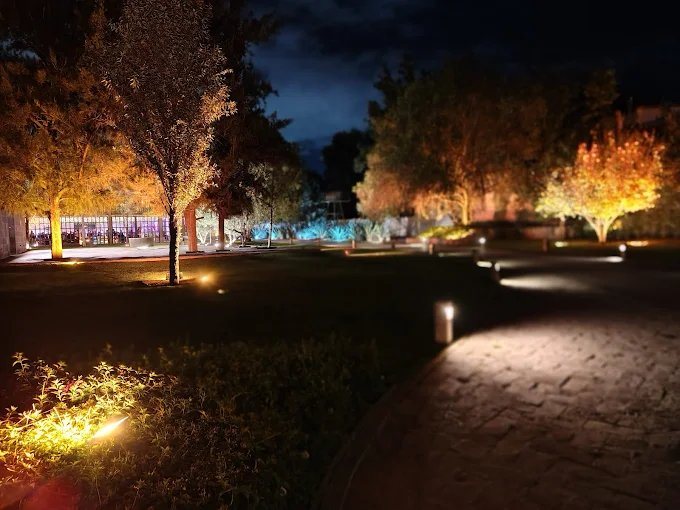 Jardín de Casalago iluminado de noche