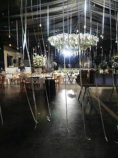 Recepción nocturna en Casalago con instalación de luces colgantes